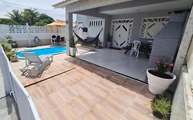 Casa cinza em frente à praia em condominio